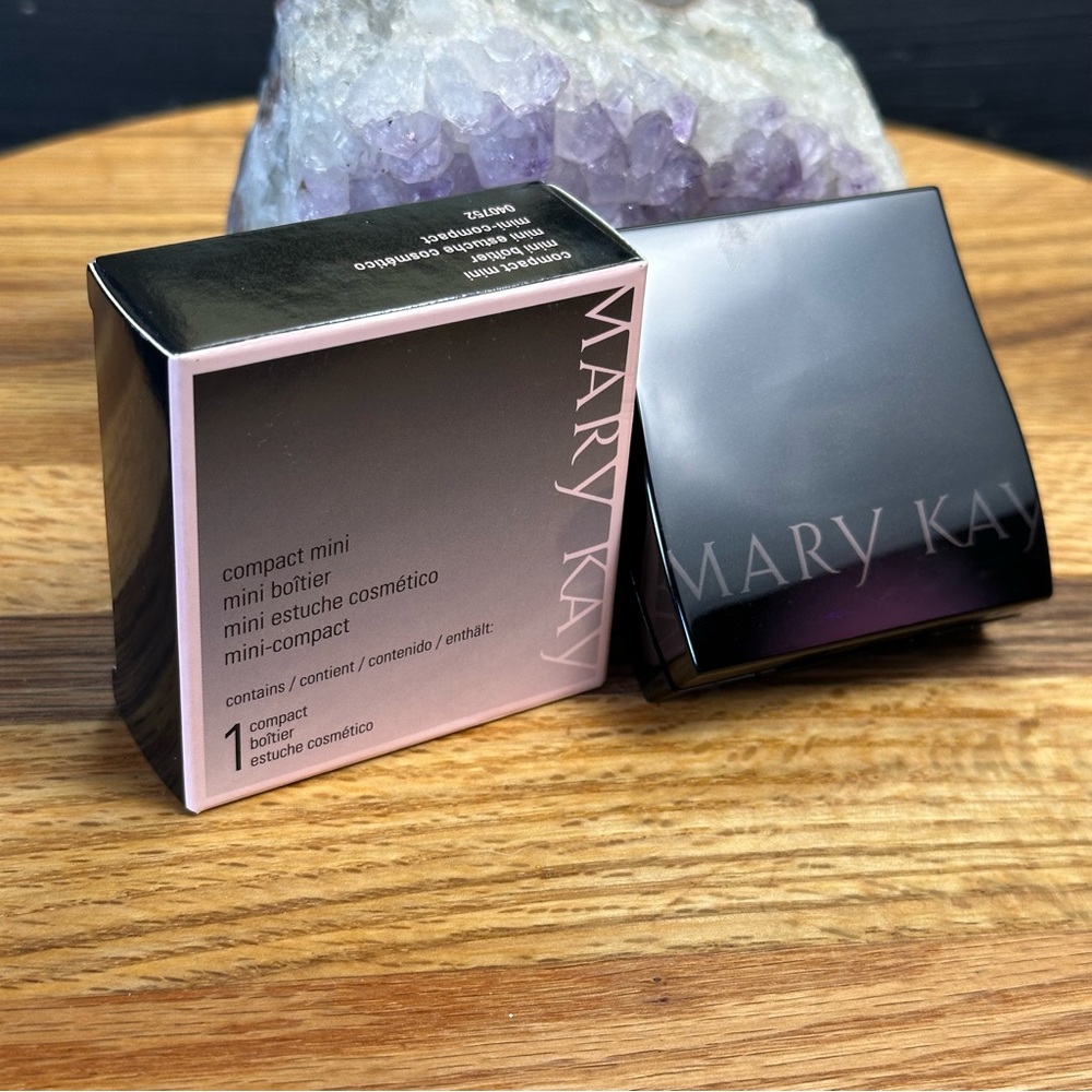 Mary Kay magnetic travel palette - Empty>holds 6 eyeshadow or 2 bronzer/blush mk